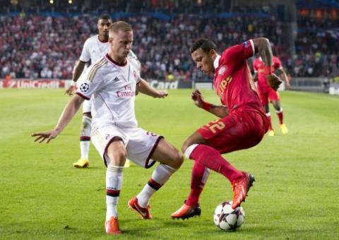 Milan sofre na Holanda, mas deixa vaga na 'Champions' encaminhada