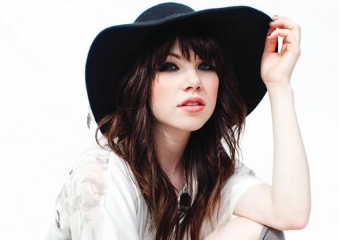 Ouça o novo single de Carly Rae Jepsen