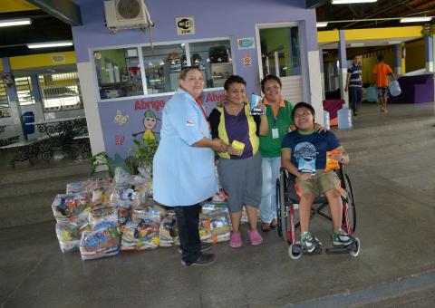 Governo entrega oito toneladas de alimentos para instituições sociais