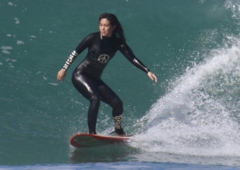 Aos 35, Daniele Suzuki arrasa em dia de surfe na praia