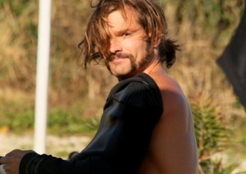  Aos 40 anos, Claudio Heinrich exibe ótima forma ao praticar kitesurf