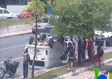 Kombi  em alta velocidade se choca contra poste e em seguida capota. Veja Vídeo 