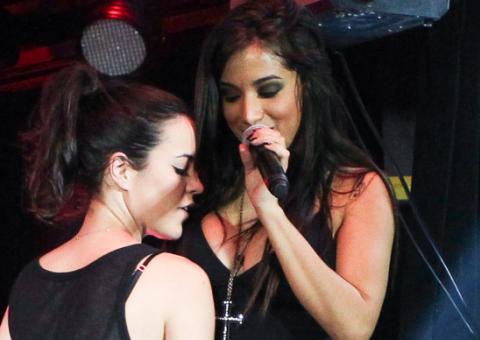 Mulher beija coxa e tenta "pegar" Anitta no palco durante show