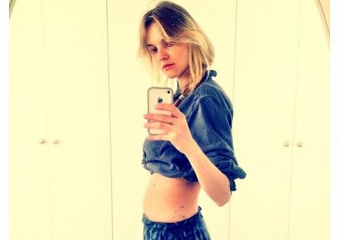  Carol Trentini mostra barriguinha seca 12 dias após o parto