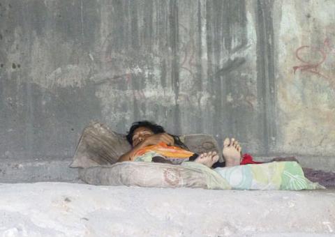  Moradora de rua é encontrada morta debaixo de ponte  em  Manaus