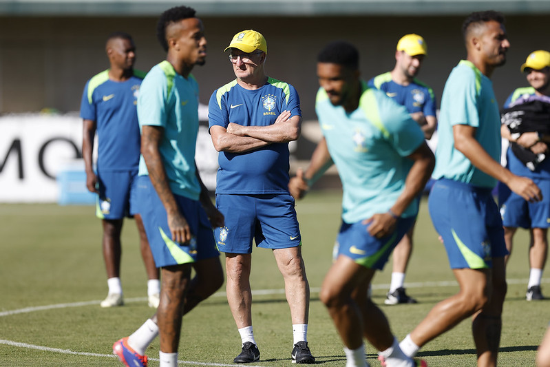 Dorival repete time que venceu Paraguai em último treino da seleção