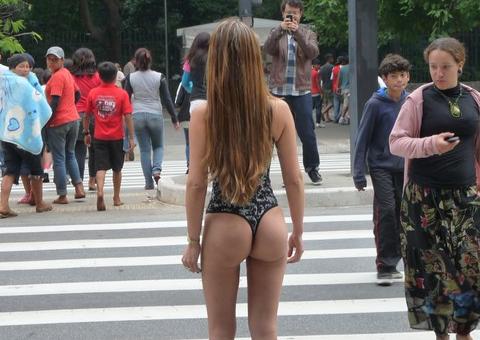  'Pianista sexy' protesta só de lingerie em frente ao Museu de Arte em SP
