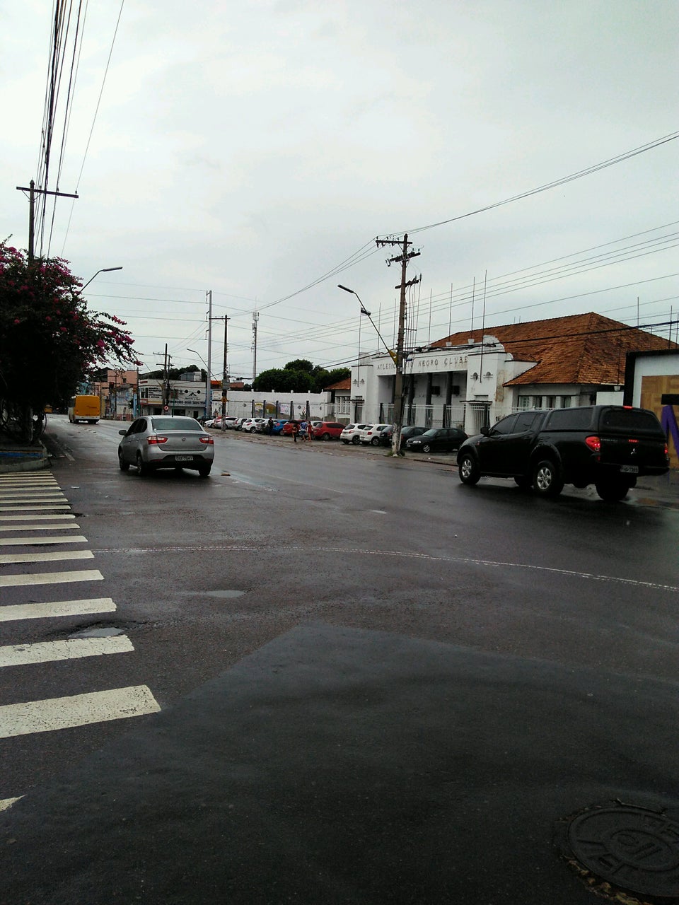 Motociclista morre ao ser atropelado por ônibus na Av. Epaminondas