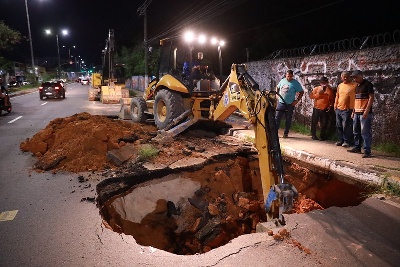 Avenida Constantino Nery é liberada após interdição causada por cratera