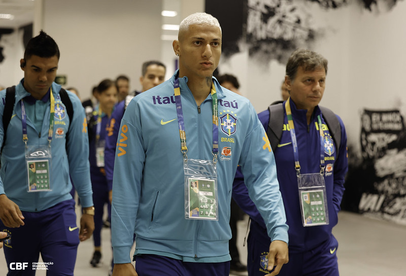 Richarlison comemora volta à seleção, mas admite que foi mal