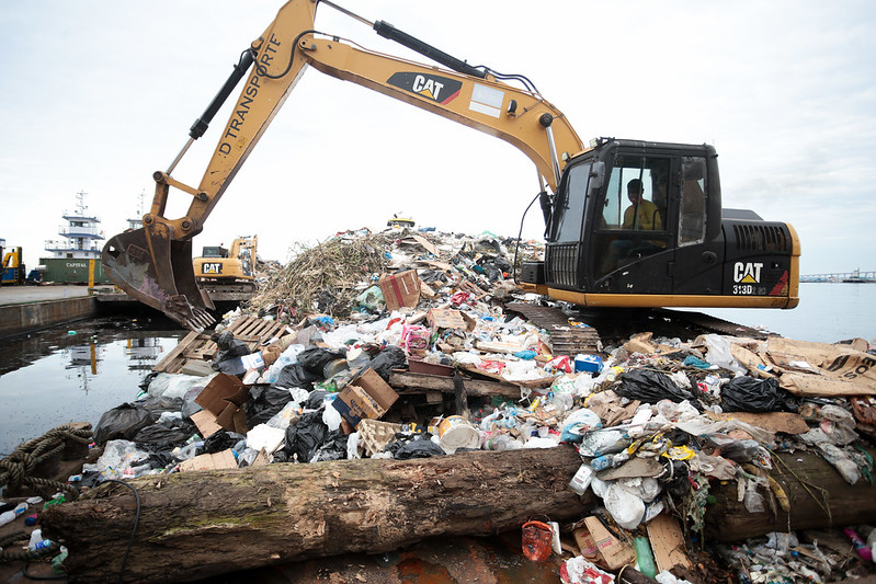 Prefeitura retira até 400 toneladas de lixo do rio Negro em nova operação