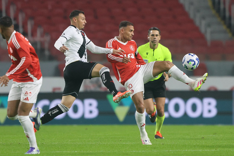 Vasco tem goleiro expulso por cera, leva sufoco no fim e empata com Inter