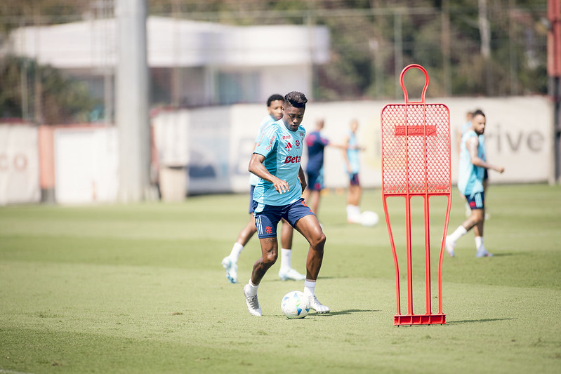 Bruno Henrique e Varela treinam e aumentam chances de jogo no Flamengo