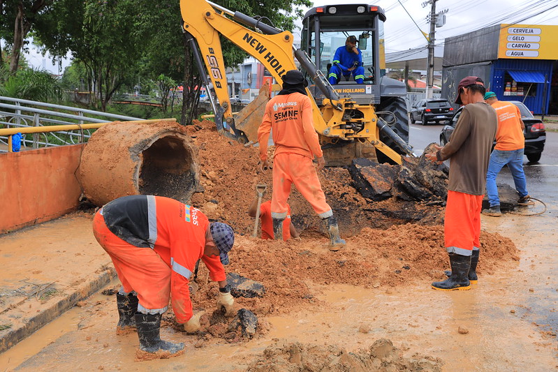 Buraco revela rompimento de tubulação e trecho da Av. Brasil é interditado