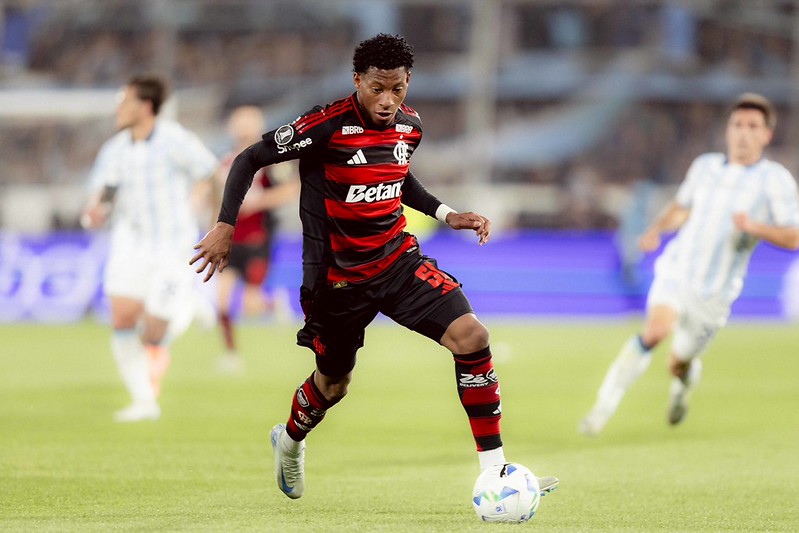 Árbitro justifica expulsão de Plata, do Flamengo: 'Golpe nas genitálias'