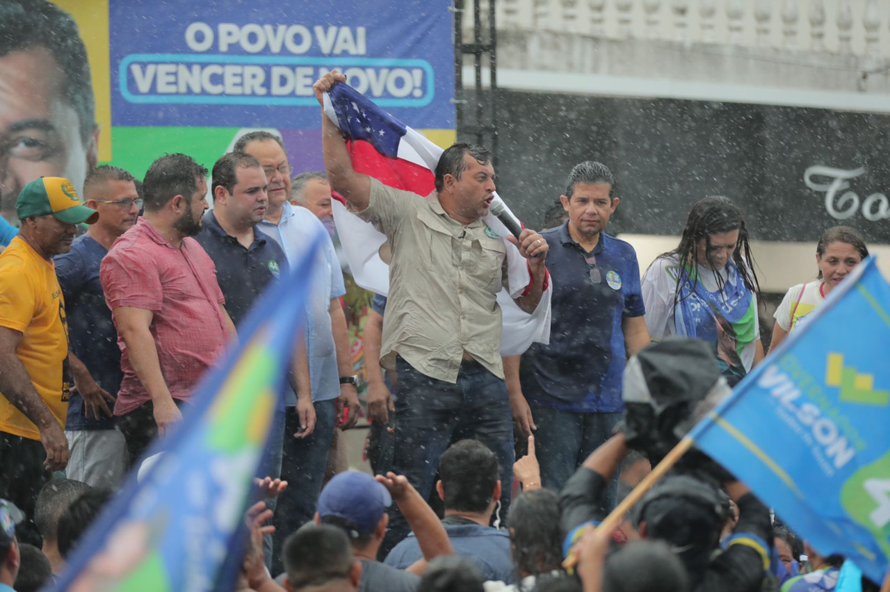 Sob forte chuva, deputado João Luiz acompanha Wilson Lima em Borba