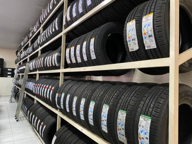 Loja de pneus vai indenizar cliente por cobrar serviços não autorizados