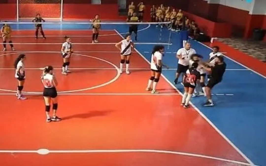 Diretor de vôlei do Vasco fala sobre técnico que agrediu jovem durante jogo