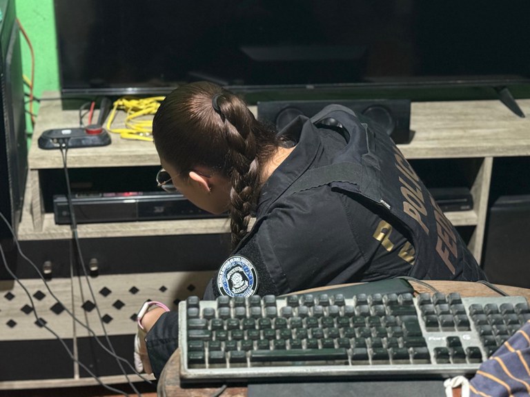 PF prende homem com dezenas de imagens de pornografia infantil em Manaus