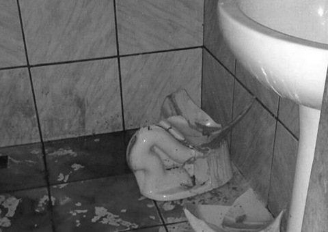 Mulher sobe em vaso sanitário, ele quebra e causa uma tragédia