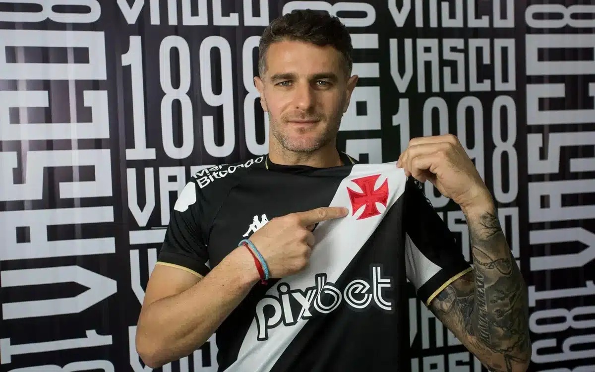 Vegetti celebra renovação de contrato com o Vasco