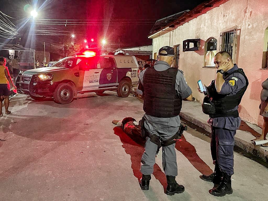 Homem é executado com tiros na cabeça enquanto andava em rua de Manaus