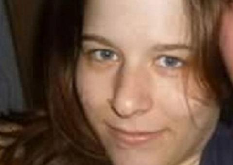  Garota pratica automutilação extrema e choca até os estômagos mais fortes