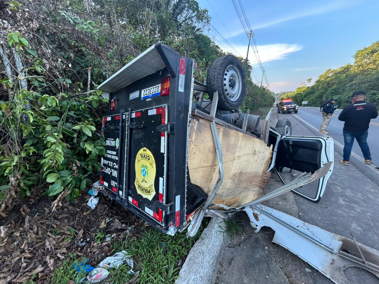 Carro do IML que trazia corpo de PF capota durante acidente na BR-174