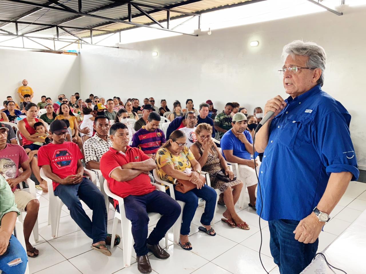 Pauderney reúne com educadores de Coari e conversa com lideranças em Tefé