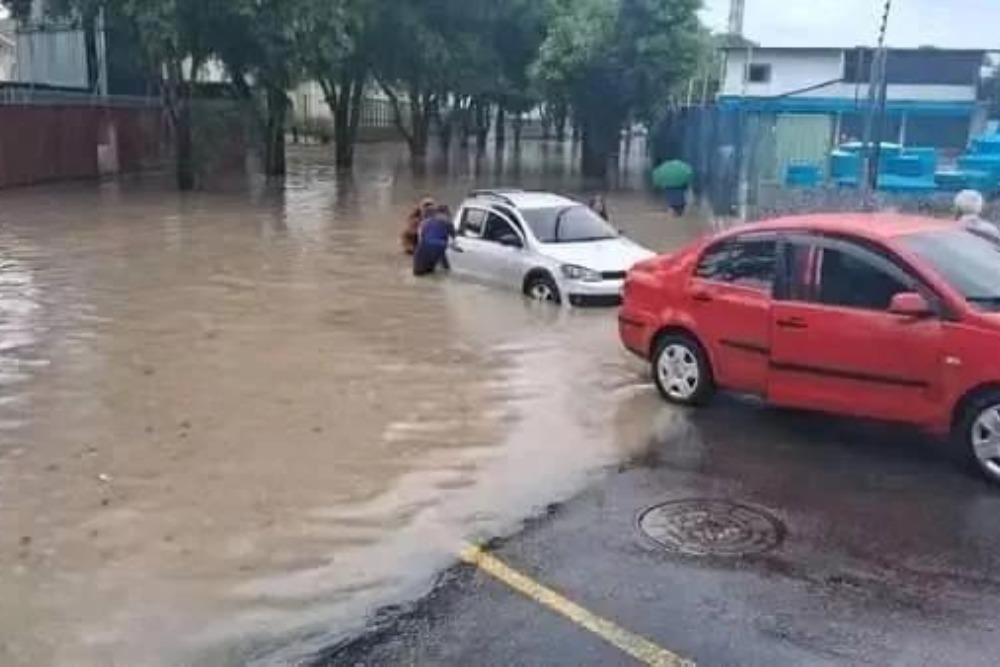 Trecho de rua passa por obra após enxurrada em Manaus