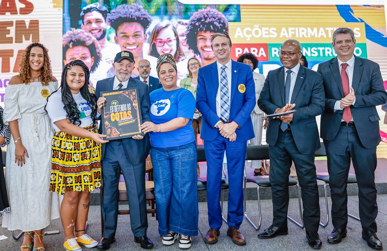 Lula sanciona lei que atualiza sistema de cotas; veja o que muda