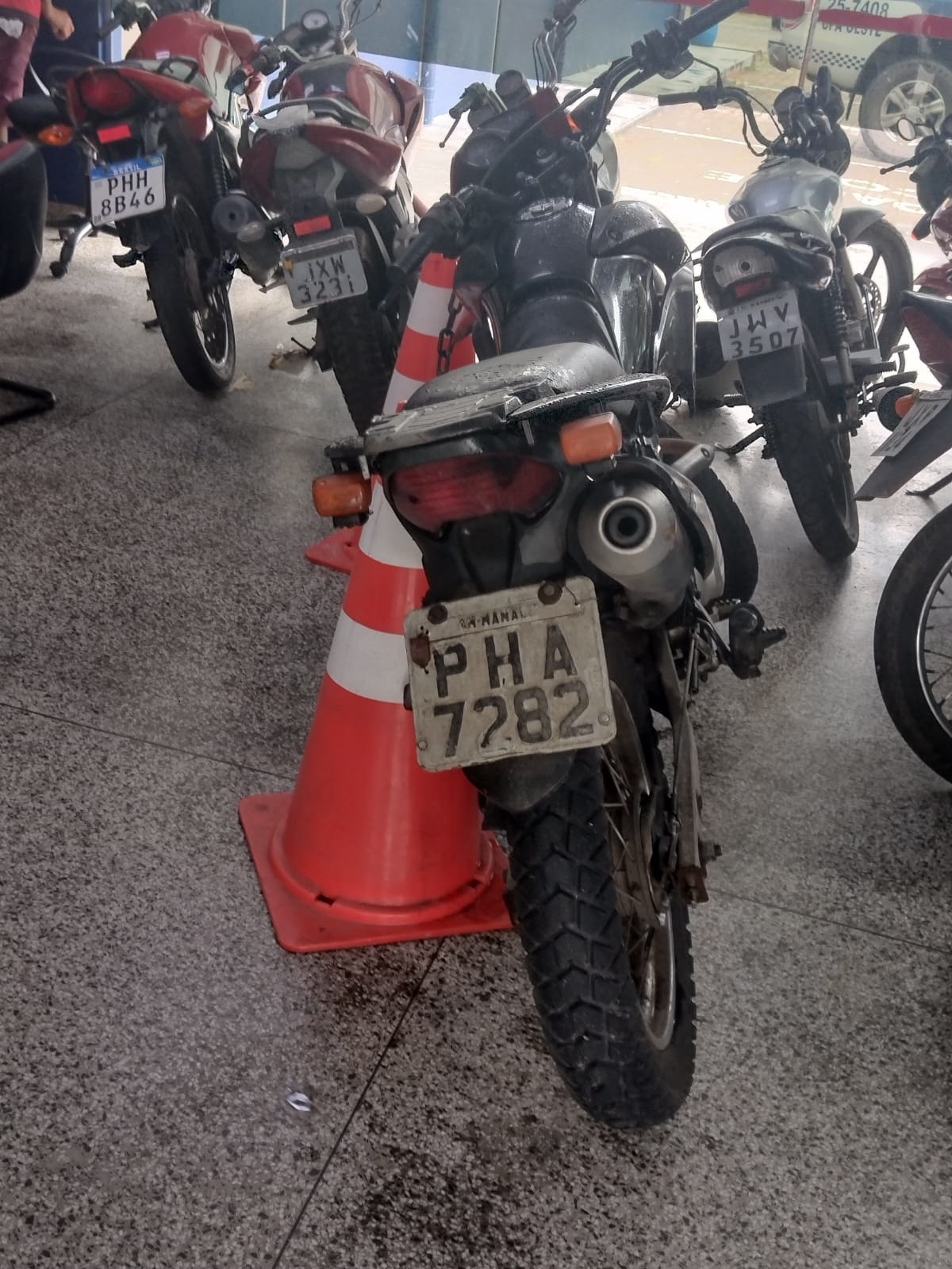 Dupla é presa com moto roubada após fazer arrastões em praça de Manaus