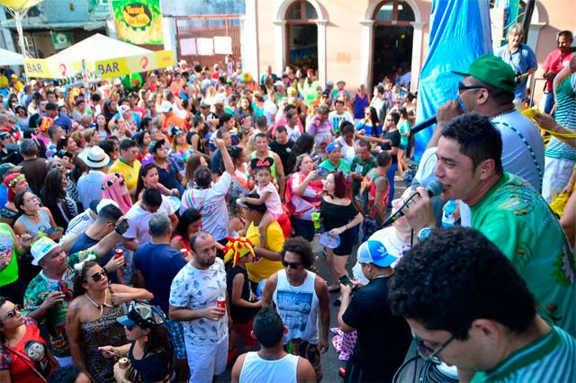 Leis de Roberto Cidade fortalecem segurança de crianças e mulheres no Carnaval