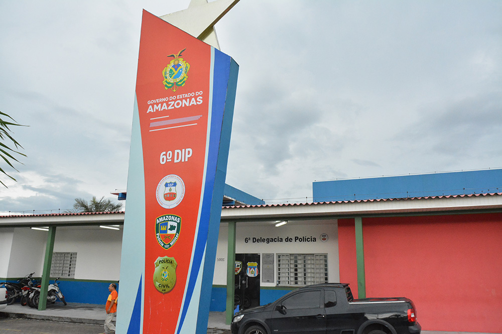 Trio é detido após fazer rancho e sair sem pagar de supermercado em Manaus