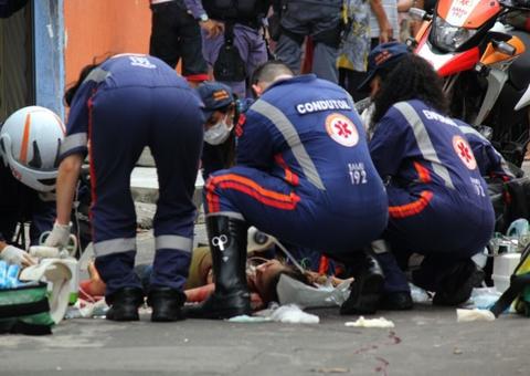 Travesti mata mulher com golpes de gargalo de garrafa