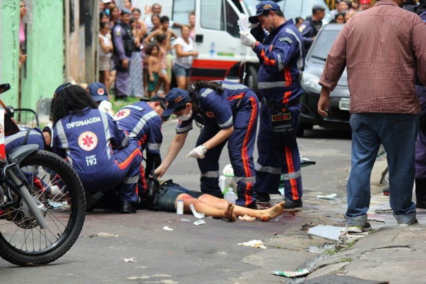Travesti mata mulher com golpes de gargalo de garrafa