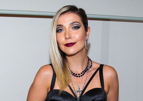 Luiza Possi comete gafe em festa de 50 anos da Globo ao mandar beijo para Xuxa