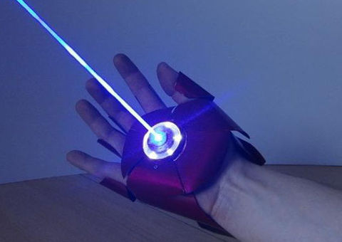 Fã de super-heróis cria luva do 'Homem de Ferro' capaz de destruir coisas