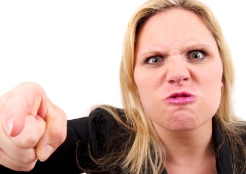 Mulher traída joga todos os aparelhos Apple do namorado na água