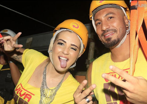 Ex-BBB Aline dança coladinha com Fernando em micareta na Bahia