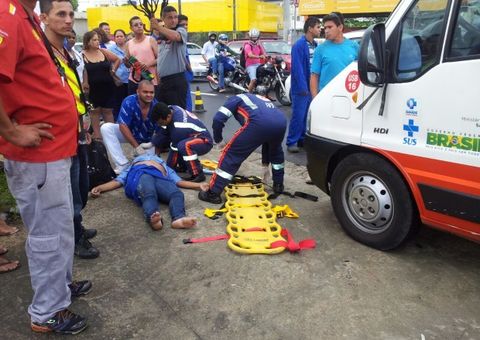 Mulher é atropelada por moto pilotada por militar