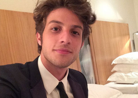 Em festa da Globo, Chay Suede revela que ídolo na TV é Silvio Santos