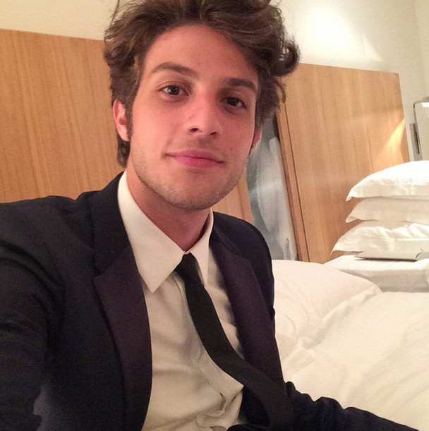 Em festa da Globo, Chay Suede revela que ídolo na TV é Silvio Santos