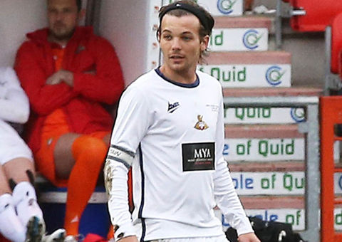 Pênis de Louis Tomlinson, do One Direction, balançando em jogo viraliza na internet. Veja: