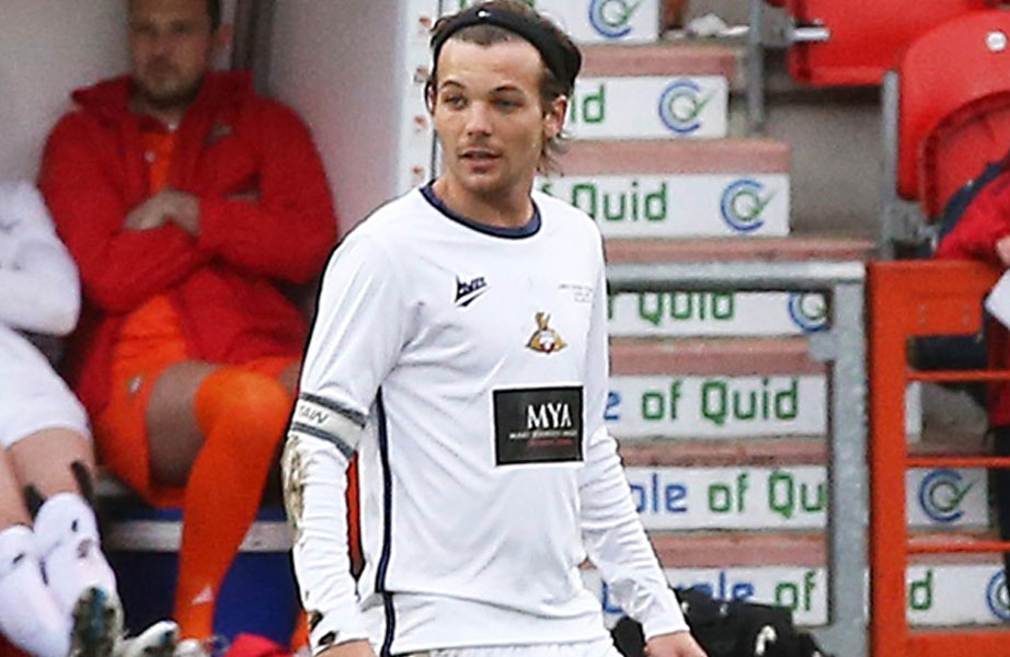 Pênis de Louis Tomlinson, do One Direction, balançando em jogo viraliza na internet. Veja: