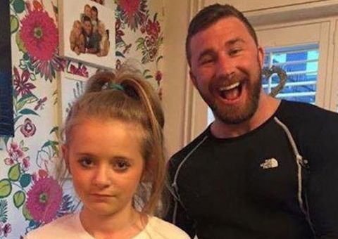 Adolescente usou uma camisa com foto de pai fortão para afastar garotos