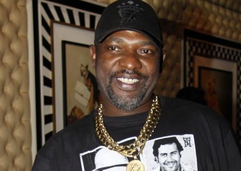Mr. Catra surpreende ao aparecer vestido de mulher