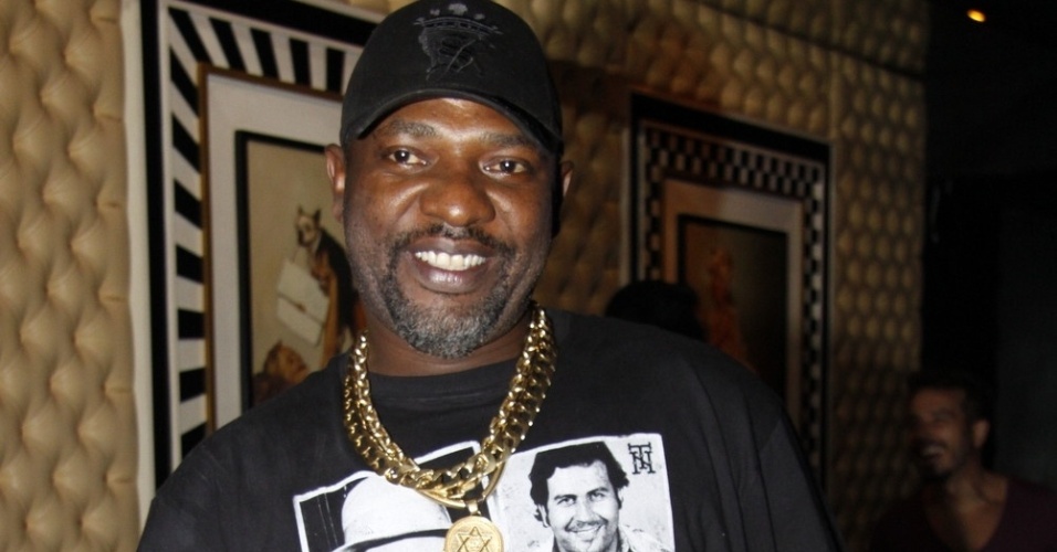 Mr. Catra surpreende ao aparecer vestido de mulher