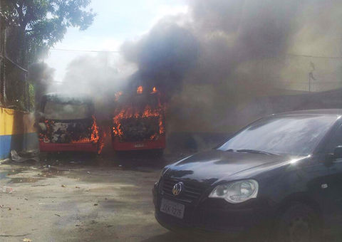 VÍDEO Ônibus executivos são incendiados na garagem