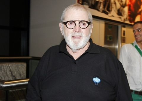 De cadeira de rodas, Jô Soares embarca em aeroporto do Rio de janeiro